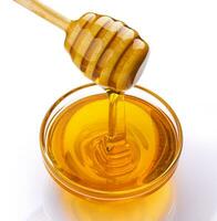 miel palo y cuenco de torrencial miel aislado en blanco antecedentes foto