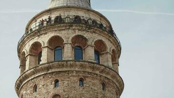 Peru Istambul 23 Junho 2023. turistas visitando galata torre dentro a beyoglu distrito do Istambul, video