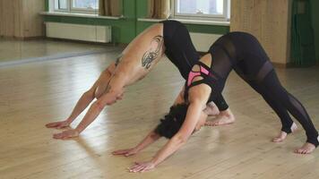 athlétique homme et femme pratiquant yoga ensemble video