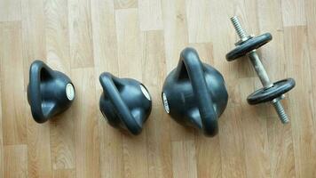 Gym Utrustning eller hantel kettle i en Gym bänk video