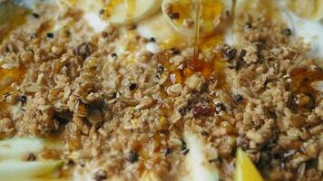 Frühstück Granola Schüssel mit Banane und Honig video