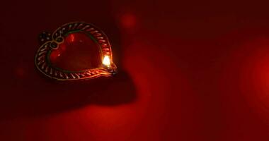 petróleo lámpara ardiente con fuegos artificiales en rojo antecedentes. diwali celebracion, profundo festival video