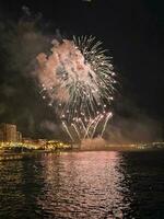 vistoso fuegos artificiales en el noche cielo en el paseo marítimo de alicante España foto