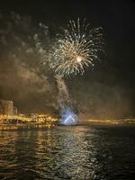 vistoso fuegos artificiales en el noche cielo en el paseo marítimo de alicante España foto