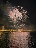 vistoso fuegos artificiales en el noche cielo en el paseo marítimo de alicante España foto