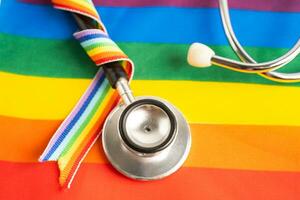 estetoscopio con corazón y arco iris bandera, símbolo de lgbt orgullo mes celebrar anual en junio social, símbolo de homosexual, lesbiana, bisexual, Transgénero, humano derechos y paz. foto