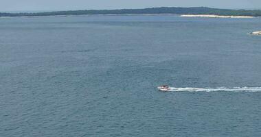 vertikal Drönare video på en rör på sig Yacht över turkos vatten
