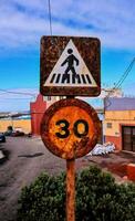 un calle firmar con un hombre caminando en eso foto