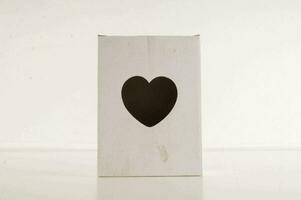 un blanco papel bolso con un negro corazón en eso foto