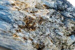 Macro piedra mineral kyanite un fondo blanco. foto