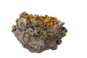 macro mineral Roca calcopirita en un blanco antecedentes foto
