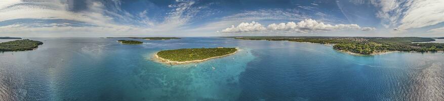 zumbido panorama terminado brijuni islas en frente de pula en istria en verano foto