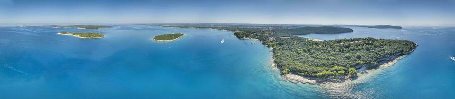 zumbido panorama terminado brijuni islas en frente de pula en istria en verano foto