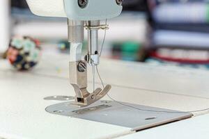 de coser máquina aguja con hilo y tela foto