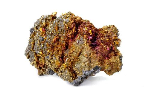 macro mineral Roca calcopirita en un blanco antecedentes foto