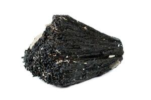 macro mineral Roca turmalina negra, negro turmalina en un blanco antecedentes foto