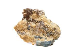 corindón de piedra mineral macro en roca un fondo blanco foto
