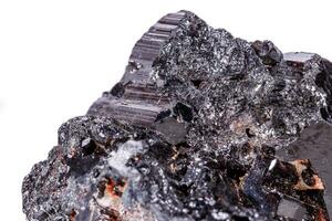 piedra mineral macro sherle, chorlo, turmalina negra sobre fondo blanco foto