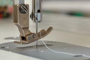 de coser máquina aguja con hilo y tela foto
