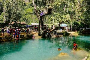 personas nadando en el agua a un recurso foto