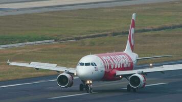 Phuket, Thaïlande février 03, 2023 avion de airasia freinage après atterrissage à phuket aéroport. spoilers en haut. asiatique faible Coût Compagnie aérienne. passager vol en arrivant. tourisme et Voyage concept video