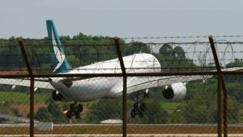 phuket, Tailandia febrero 15, 2023 avión aerobús a330 de cathay Pacífico aterrizaje a phuket aeropuerto. avión llegando imágenes de avión moscas. punteo video