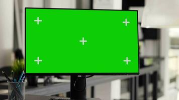 vacío puesto de trabajo con computadora corriendo pantalla verde en monitor, demostración blanco chromakey modelo en trabajo colaborativo espacio. escritorio en abierto piso plan oficina con ordenador personal y aislado copyspace mostrar. video