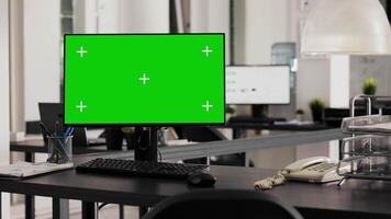 vuoto scrivania con computer Spettacoli schermo verde su tenere sotto controllo, in esecuzione vuoto modello copyspace nel attività commerciale ufficio. stazione di lavoro nel Aperto pavimento Piano ufficio con pc e isolato chiave cromatica modello. video