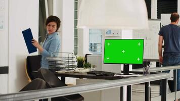 esvaziar escrivaninha com tela verde disposição em computador dentro coworking espaço com pessoas resolução o negócio operações. posto de trabalho mostrando computador com isolado copyspace brincar mostrar. video