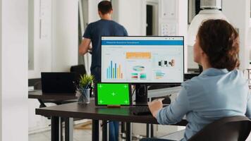 Geschäft Manager prüft grüner Bildschirm und funktioniert auf Problem lösen, Analysieren leer Copyspace Attrappe, Lehrmodell, Simulation Vorlage und klein Agentur Der Umsatz Netzwerk. Person beim Büro Schreibtisch mit Tablette und Stk. video