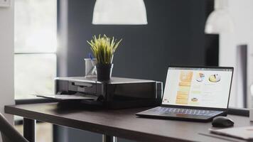 oficina sala del consejo lleno con Estadísticas archivos y ordenador personal, vacío puesto de trabajo o escritorio en negocio Departamento habitación. sociedad lugar de trabajo en abierto espacio, interior de digital agencia gestión. foto