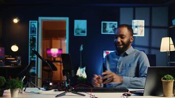 bipoc uppkopplad stjärna filmning tech recension av nytt släppte trådbunden gaming mus, tangentbord och hörlurar, ger tittarsiffra respons och presenter specifikationer, handhållen kamera video