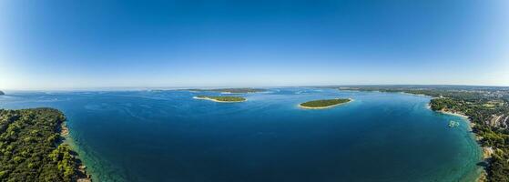zumbido panorama terminado brijuni islas en frente de pula en istria en verano foto