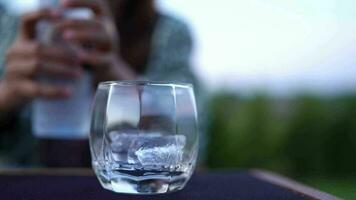 mujer torrencial agua dentro un vaso video