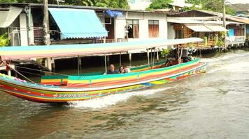 tha Phra, Thailand-Oktober 16, 2022 Tourist nehmen ein Taxi Reiten zu sehen das Gemeinschaften entlang das Knall luang Kanal und Erfahrung das traditionell Weg von Leben mit wertvoll Kunstwerke. video