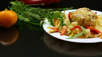 cucinato pasta con Polpette, peperoni e erbe aromatiche con spezie nel un' piatto video