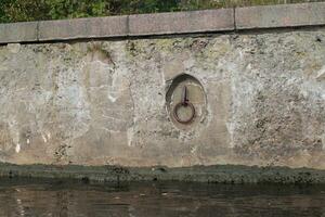 muelle pared con amarradero anillo en receso foto