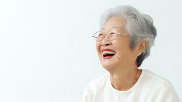 cerca arriba foto de un 80 años chino mujer riendo con Alzheimer enfermedad en blanco antecedentes. generativo ai