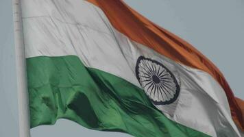 indiase vlag hoog op connaught plaats met trots in blauwe lucht, indiase vlag wapperen, indiase vlag op onafhankelijkheidsdag en republiek dag van india, tilt-up shot, wuivende indische vlag, har ghar tiranga video