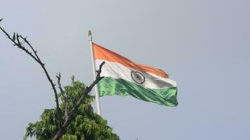 Indien-Flagge, die hoch am Connaught-Platz mit Stolz auf den blauen Himmel fliegt, Indien-Flagge flattert, indische Flagge am Unabhängigkeitstag und Tag der Republik Indien, Schuss nach oben geneigt, indische Flagge schwenkend, Har Ghar Tiranga video