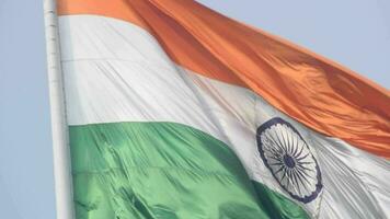 indiase vlag hoog op connaught plaats met trots in blauwe lucht, indiase vlag wapperen, indiase vlag op onafhankelijkheidsdag en republiek dag van india, tilt-up shot, wuivende indische vlag, har ghar tiranga video