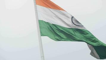 sventolando la bandiera indiana, bandiera dell'india, bandiera indiana che svolazza in alto a connaught place con orgoglio nel cielo blu, bandiera indiana, har ghar tiranga, sventolando la bandiera indiana video