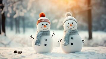 dos linda muñecos de nieve en un gorra y bufanda en invierno nieve escena fondo, celebracion concepto, ai generado foto