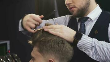 cropepd skott av en professionell barberare skärande hår av hans manlig klient video