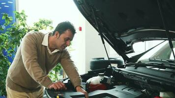 uma profissional homem aberto a de capuz e estudou a detalhes do a carro video