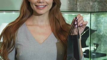 abgeschnitten Schuss von ein Frau lächelnd halten Einkaufen Tasche video
