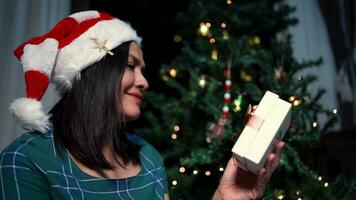 un mujer decora Navidad adornos y ella esperanzas a obtener su primero favorito. video