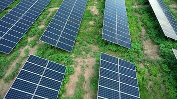 Solar- Leistung Pflanze im Sommer- Antenne Sicht. innovativ Solar- Batterien auf das Feld. Produktion von sauber Energie. Solar- Paneele zu generieren Energie von das Sonne Strahlen. video