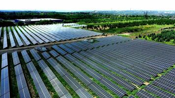 solar poder planta en verano aéreo vista. innovador solar baterías en el campo. producción de limpiar energía. solar paneles a generar energía desde el del sol rayos video