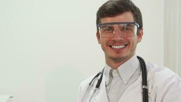 une souriant médecin met sur spécial transparent laboratoire des lunettes video